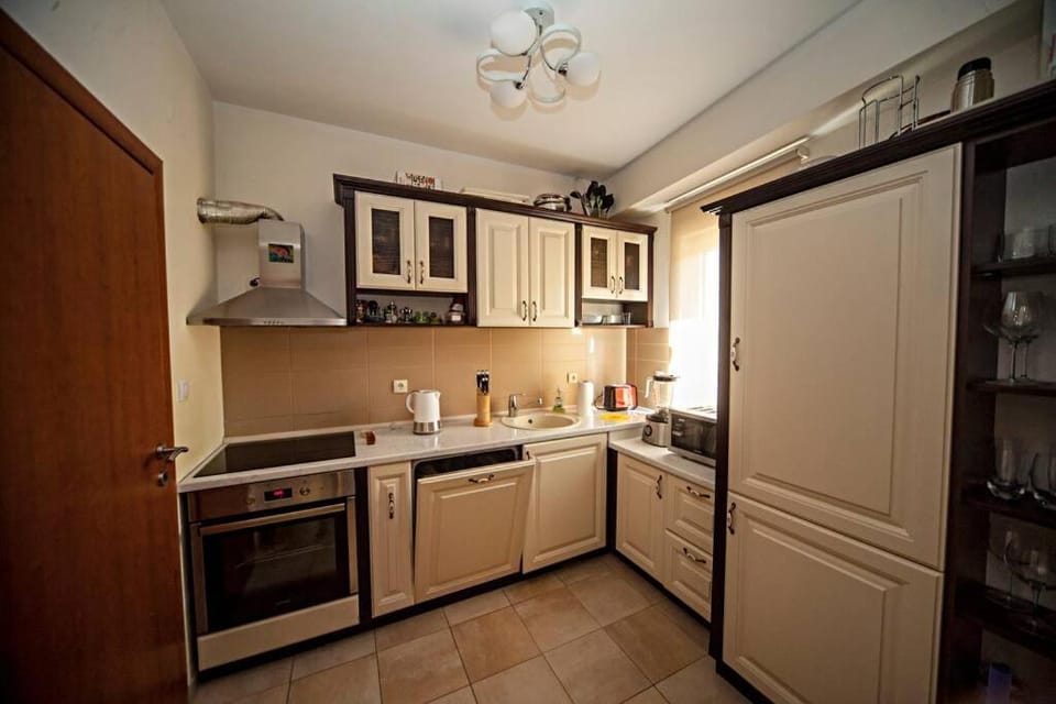 Lovely 2-bedroom condo with private garage Apartment in Budva