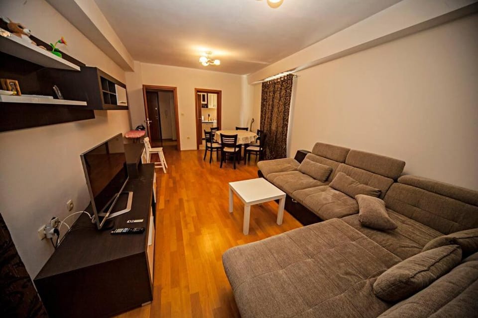 Lovely 2-bedroom condo with private garage Apartment in Budva