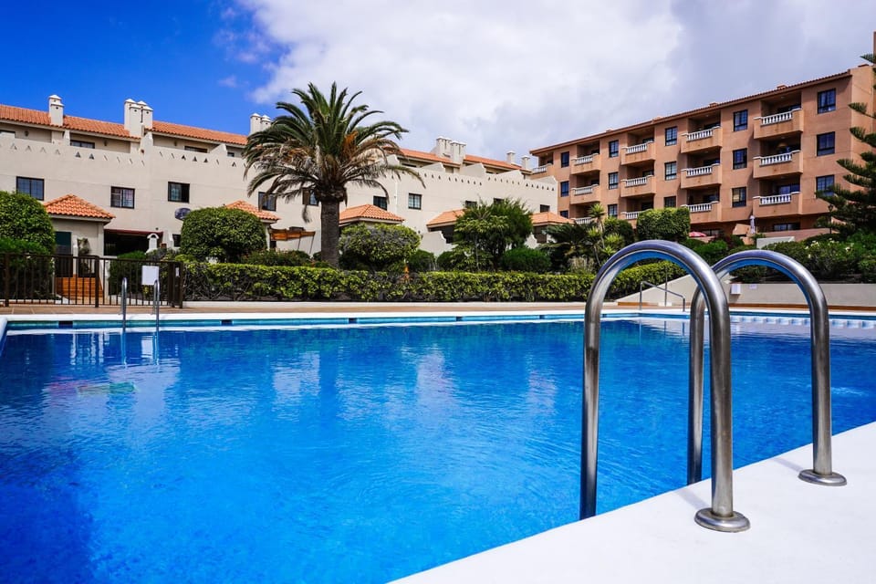 Property building, Day, Swimming pool