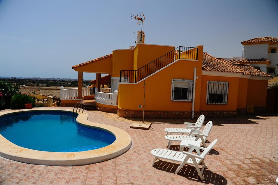 Patio, Swimming pool, sunbed