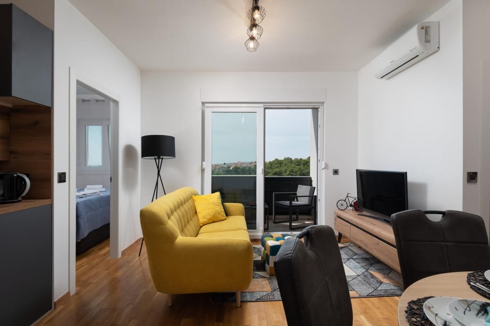 Communal lounge/ TV room, Living room, Seating area