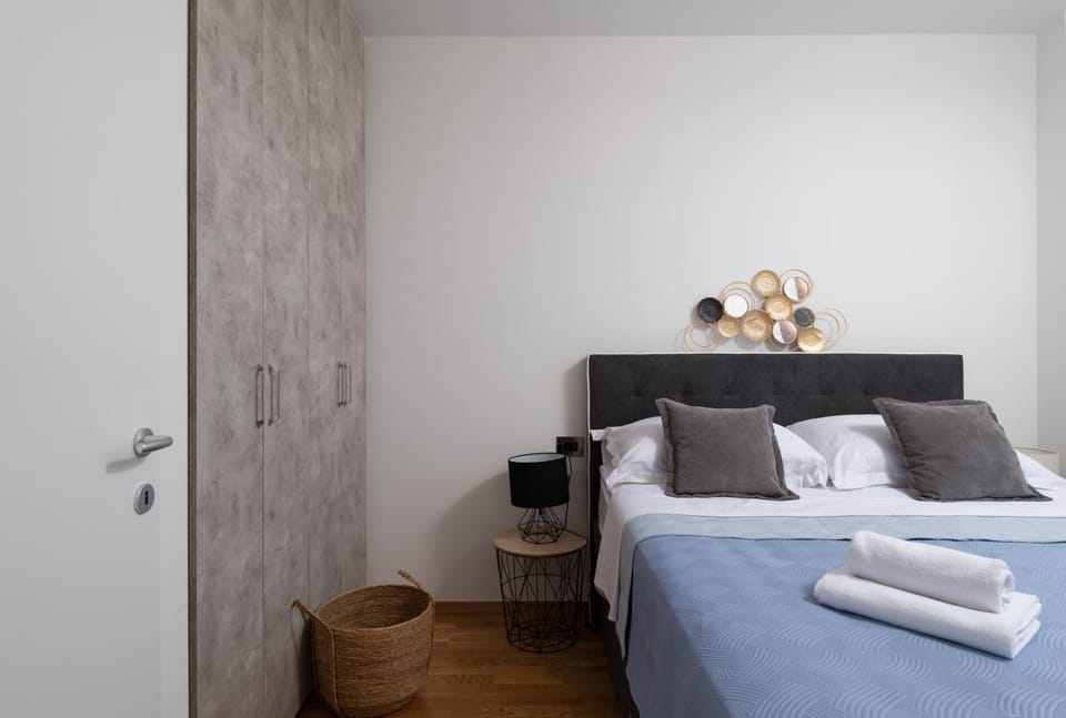 Bed, Bedroom, towels