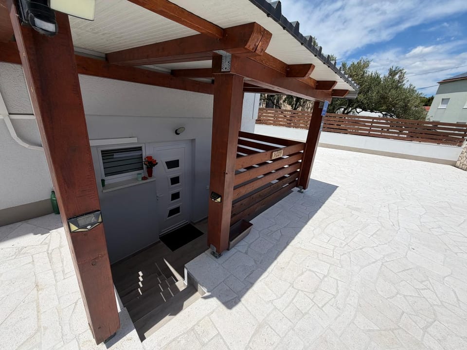 Facade/entrance, Balcony/Terrace