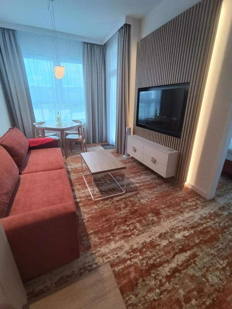 Bed, TV and multimedia, Living room, Photo of the whole room, Seating area, Evening entertainment