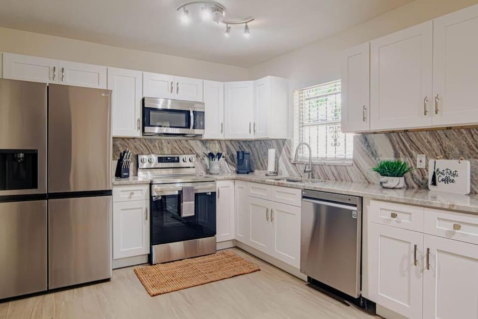 Coffee/tea facilities, Kitchen or kitchenette, dishwasher, minibar, oven, pet friendly, stove, toaster, washing machine, dryer
