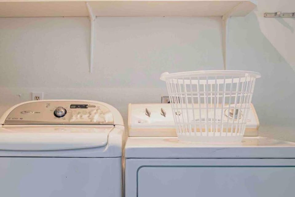 Kitchen or kitchenette, washing machine, dryer