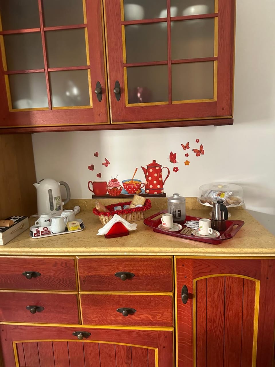 Coffee/tea facilities, Food and drinks