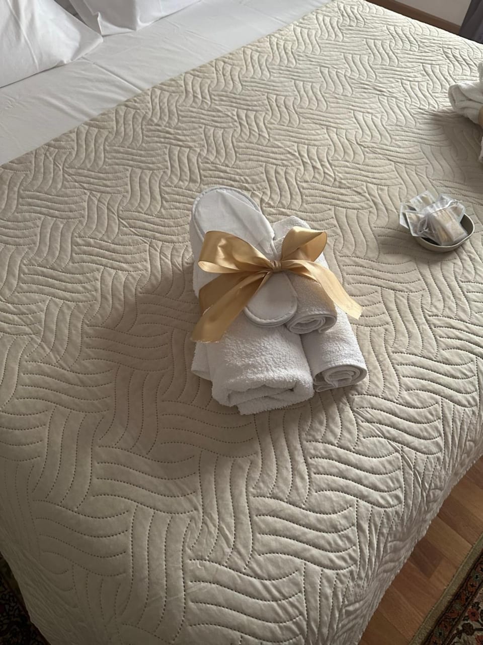 Bed, towels