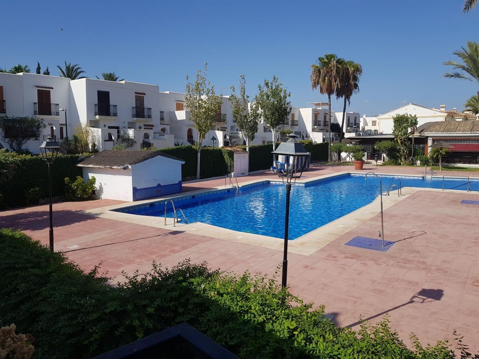 Property building, Swimming pool, sunbed