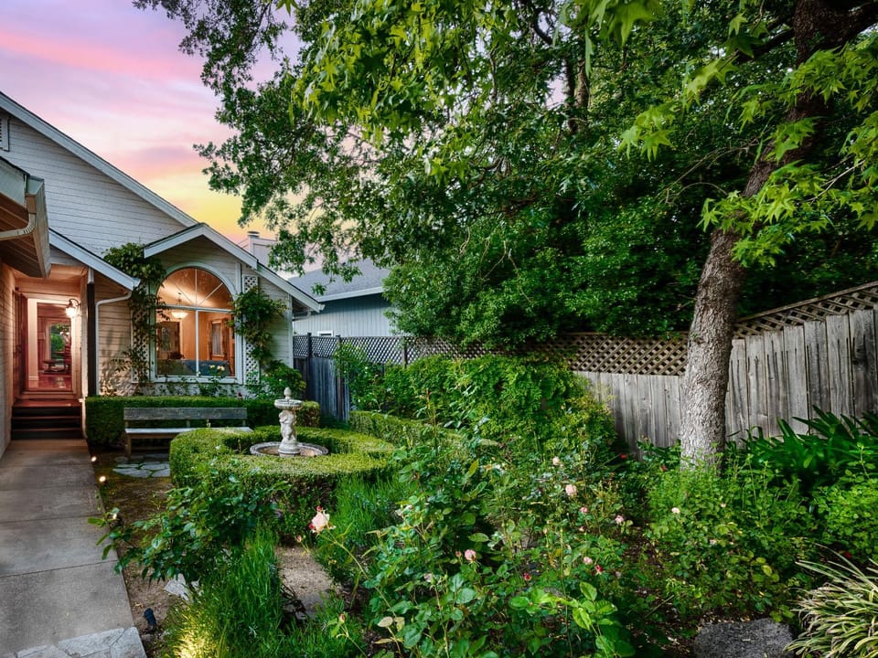 Property building, Facade/entrance, Spring, Day, Garden, Garden view, Quiet street view