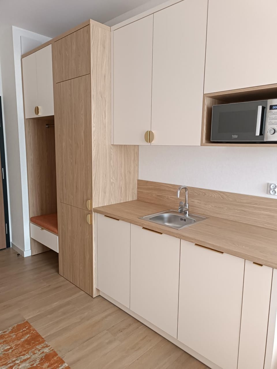 Kitchen or kitchenette, minibar, stove, wardrobe