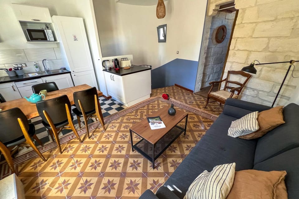 Kitchen or kitchenette, Living room, Seating area, Dining area, oven, stove