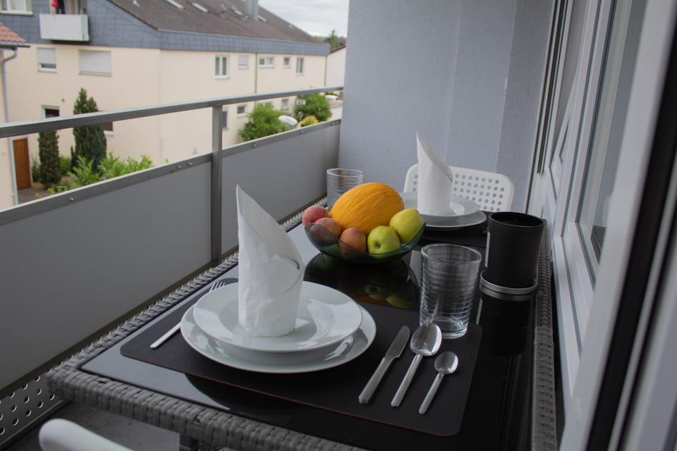 View (from property/room), Balcony/Terrace, Food and drinks, Dining area, Food