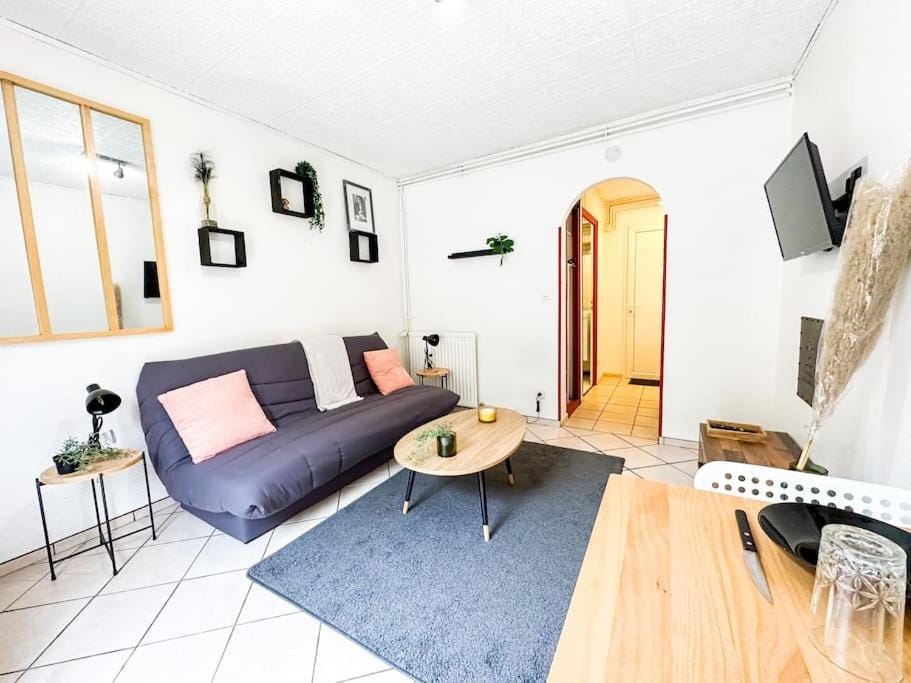 NEW ! Le Coeur de ville avec terrasse! Parking Apartment in Brittany