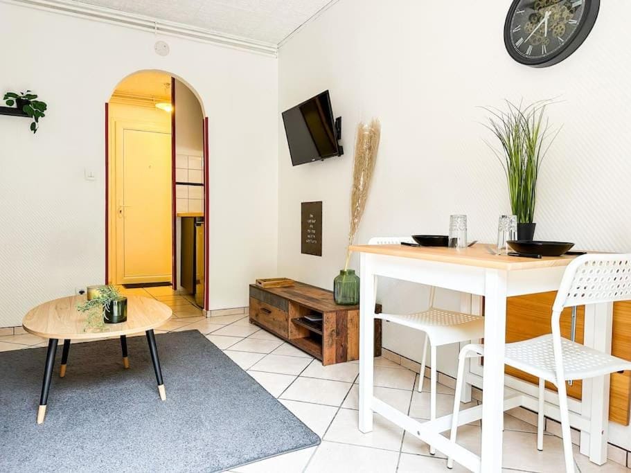 NEW ! Le Coeur de ville avec terrasse! Parking Apartment in Brittany