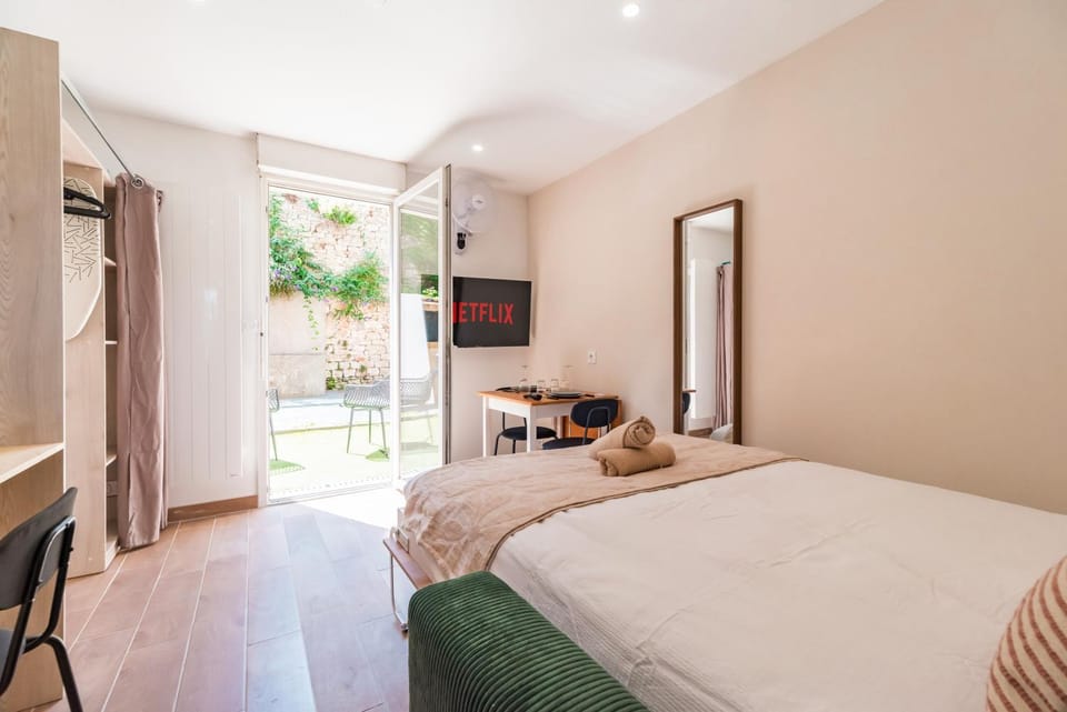 NEW ! Le Coeur de ville avec terrasse! Parking Apartment in Brittany