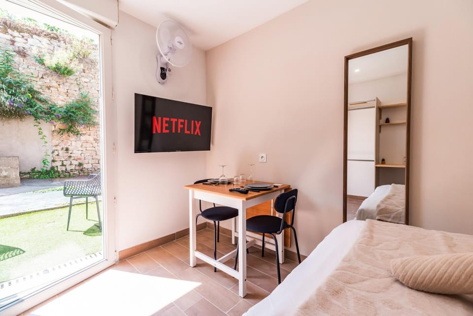 NEW ! Le Coeur de ville avec terrasse! Parking Apartment in Brittany