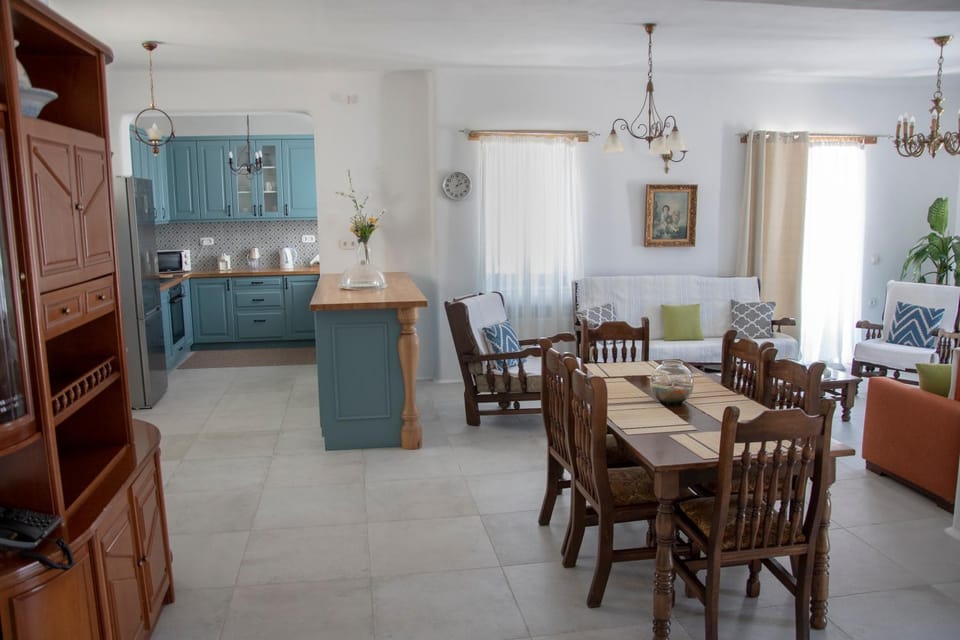 Kitchen or kitchenette, Living room, Seating area, Dining area, minibar, pet friendly, stove