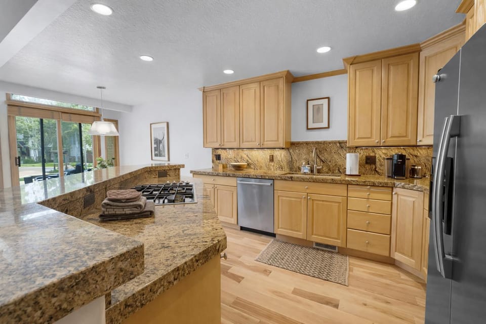 2480 Escape to the Lakes at Deer Valley Private Hot Tub Oasis Close to the Slopes Free Skier Shuttle to Deer Valley Apartment in Park City