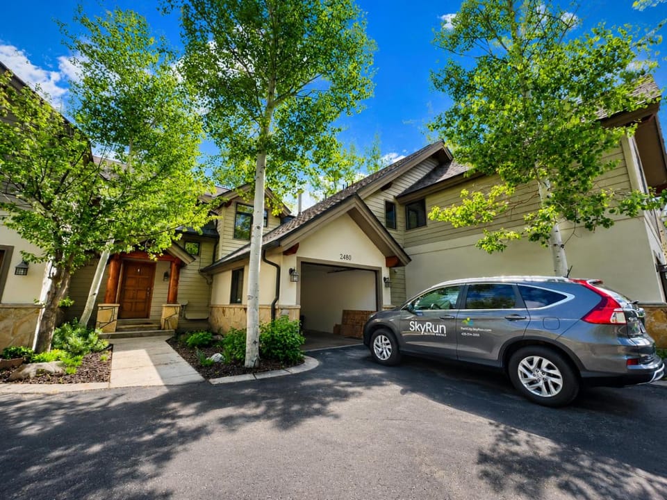 2480 Escape to the Lakes at Deer Valley Private Hot Tub Oasis Close to the Slopes Free Skier Shuttle to Deer Valley Apartment in Park City