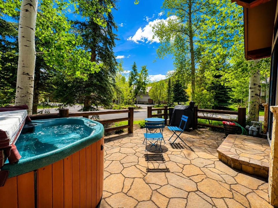 2480 Escape to the Lakes at Deer Valley Private Hot Tub Oasis Close to the Slopes Free Skier Shuttle to Deer Valley Apartment in Park City