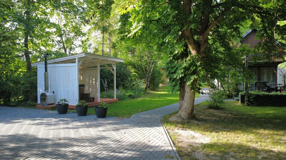 Property building, Natural landscape, Garden, Hot Tub, Garden view, Parking