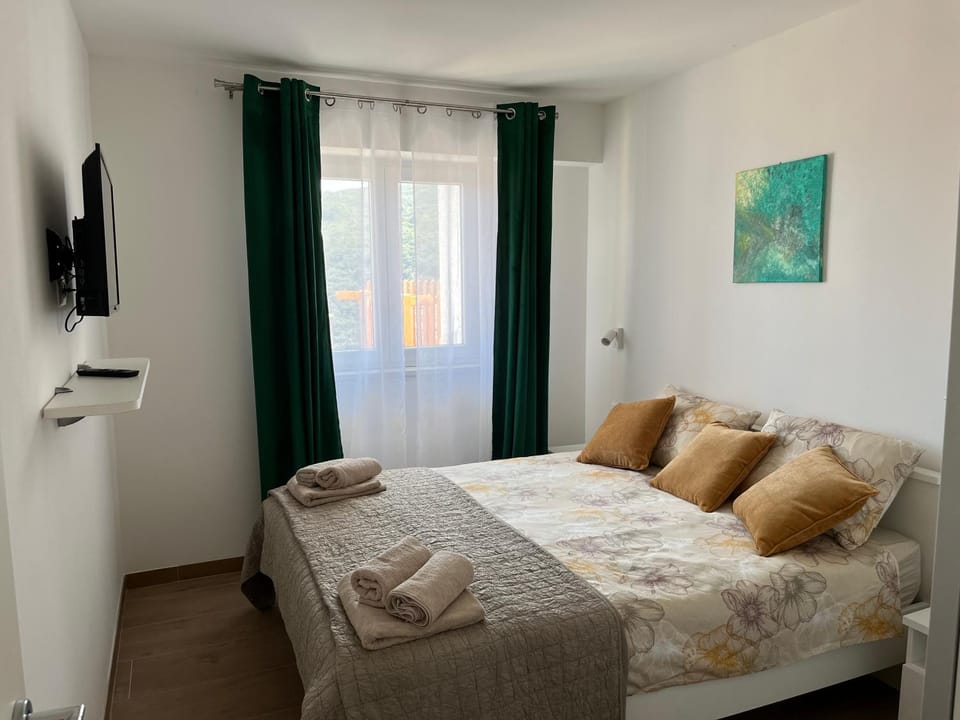 Bed, TV and multimedia, Bedroom