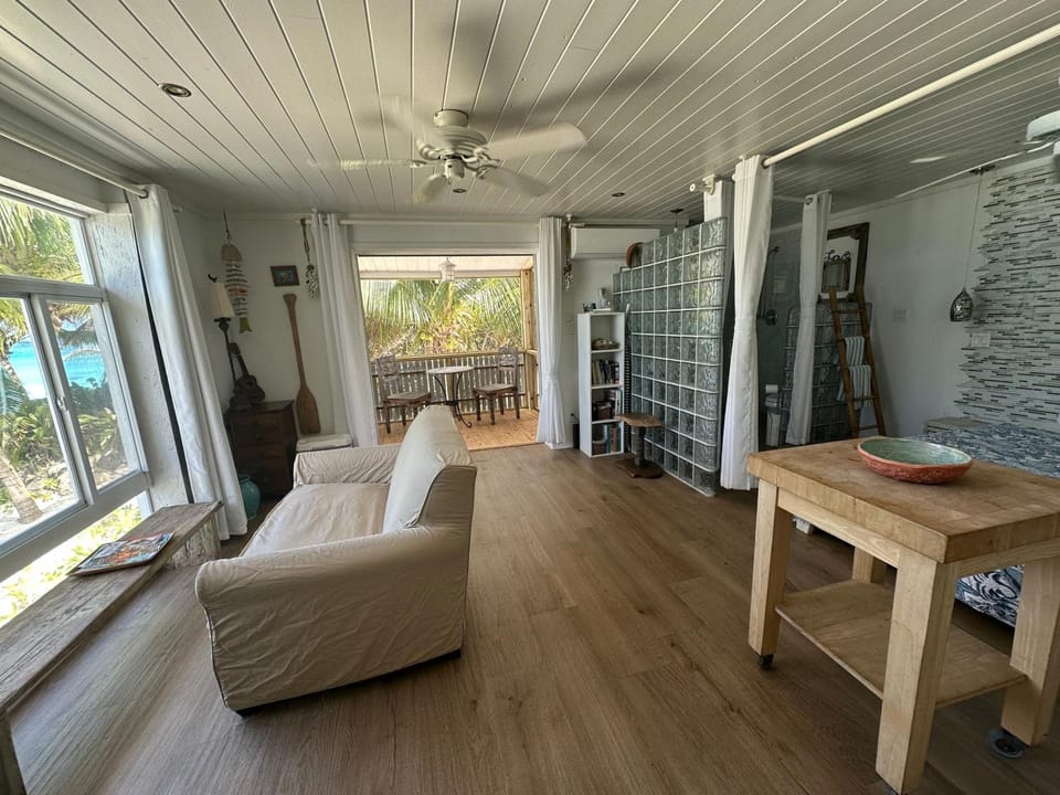 Beach'nBarefoot (Love Beach) - nestled on the beach Apartment in Nassau