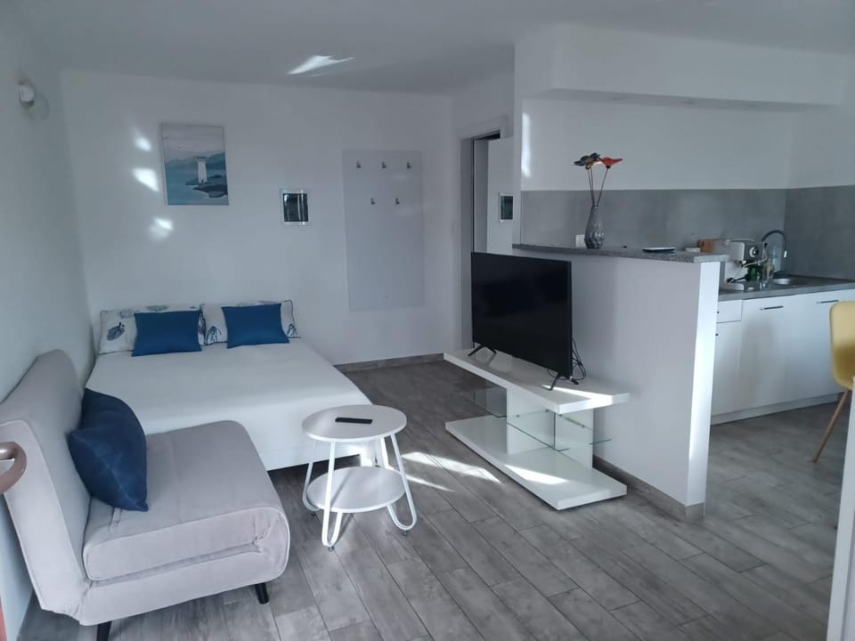 Bed, TV and multimedia, Living room, Seating area