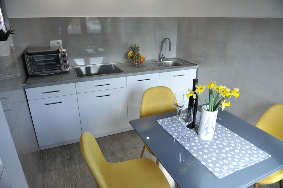 Kitchen or kitchenette, Dining area, pet friendly, stove