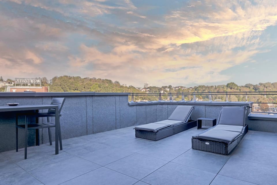 Property building, Patio, Day, Natural landscape, Hot Tub, Hot Tub, View (from property/room), Balcony/Terrace, Balcony/Terrace, Seating area, City view, Mountain view, Swimming pool, Sunrise, Sunset, Bath, sunbed, sunbed