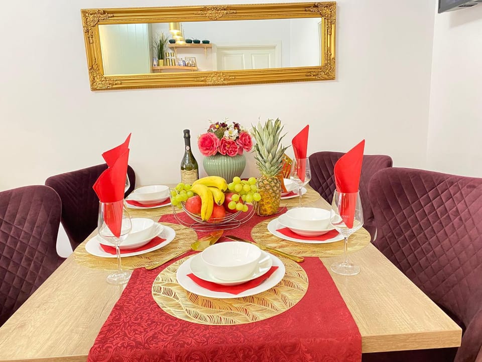 Food and drinks, Dining area, Food