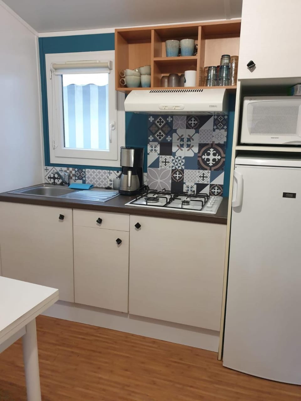 Kitchen or kitchenette, minibar, stove