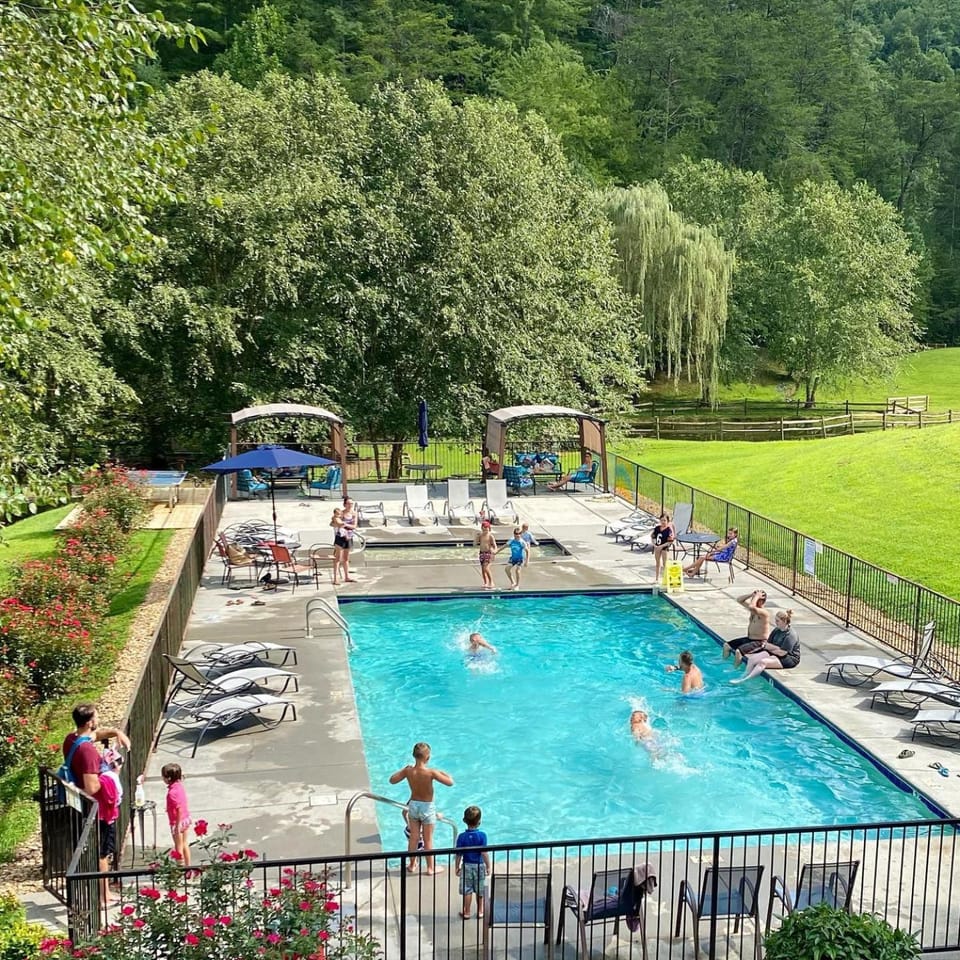 Yoli Bear Hideaway Chalet in Sevier County