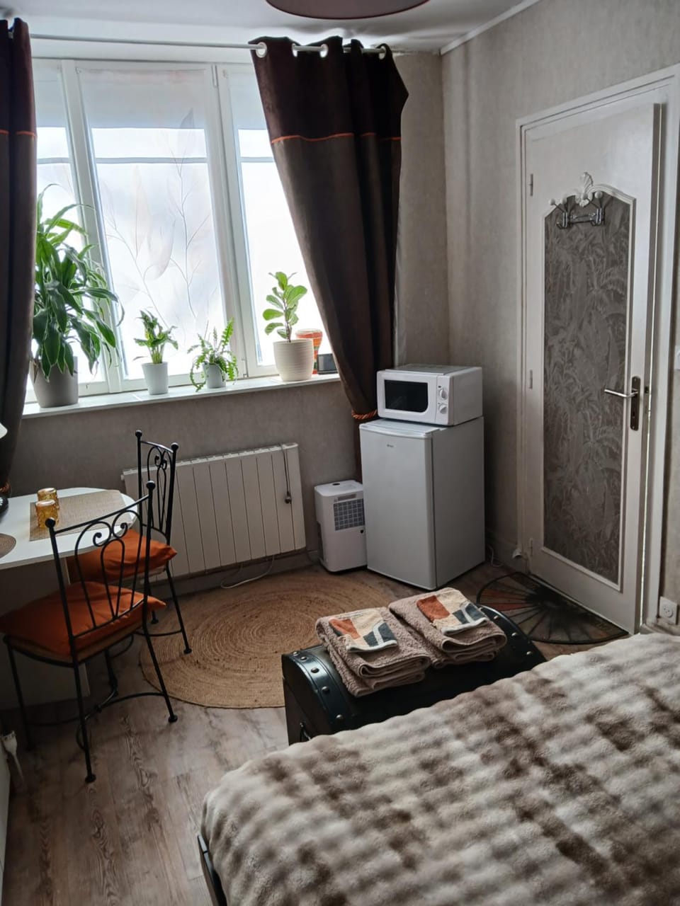 Bed, Kitchen or kitchenette, Seating area, internet