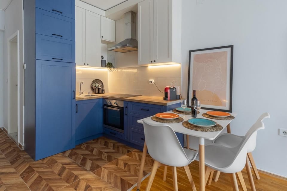 Kitchen or kitchenette, Dining area, oven