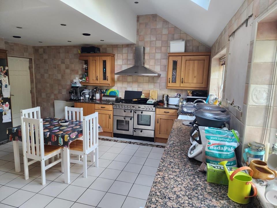 Kitchen or kitchenette, Dining area, oven, stove
