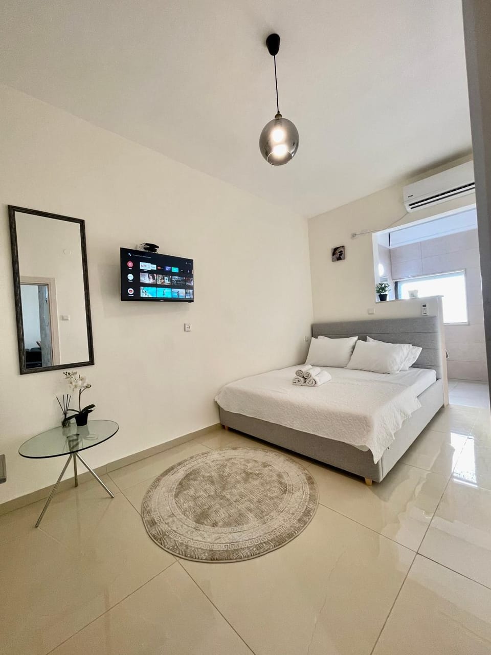 Bed, TV and multimedia, Photo of the whole room, Bedroom