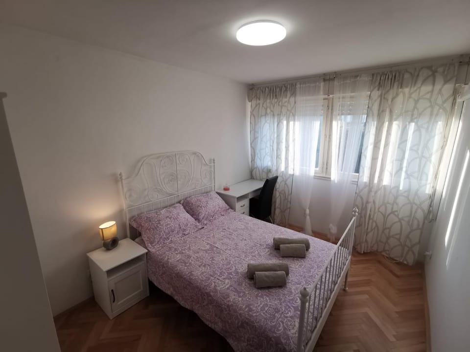 Bedroom, towels