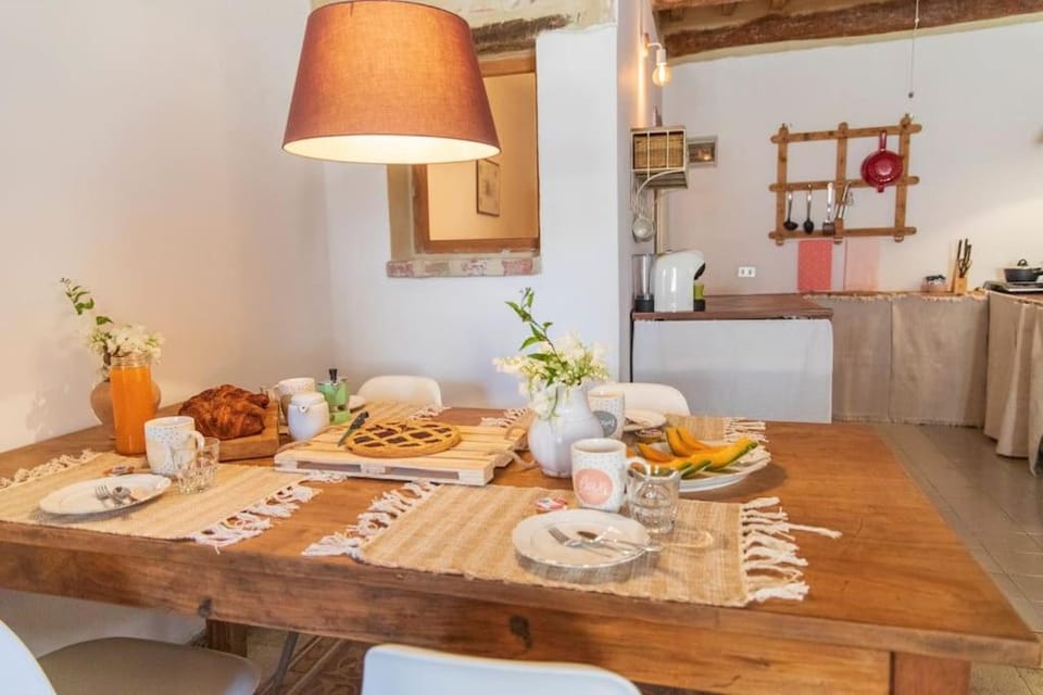 Kitchen or kitchenette, Food and drinks, Dining area, Food, Drinks