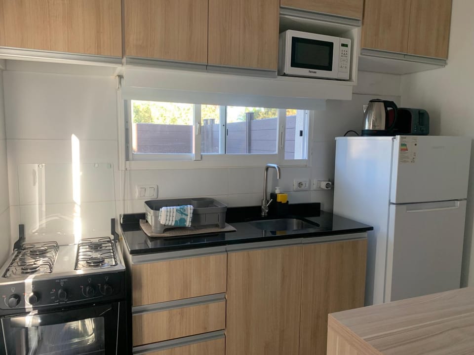 Coffee/tea facilities, Kitchen or kitchenette, oven, stove, toaster