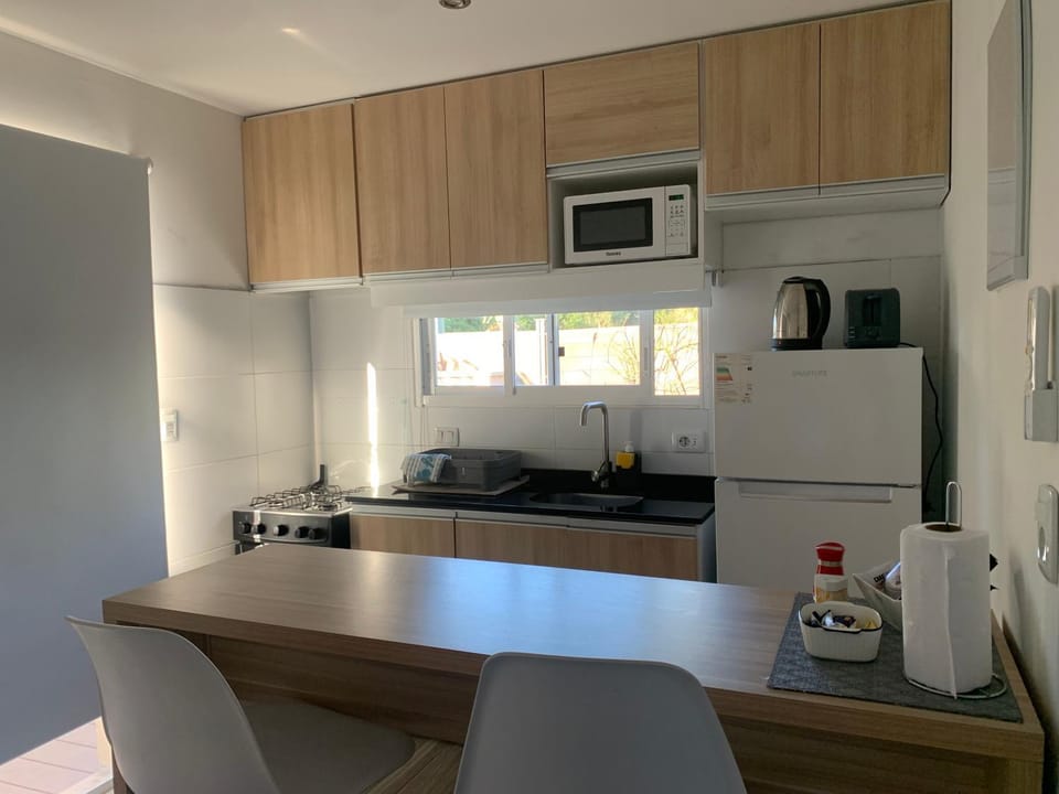 Coffee/tea facilities, Kitchen or kitchenette, Dining area, oven, stove, toaster