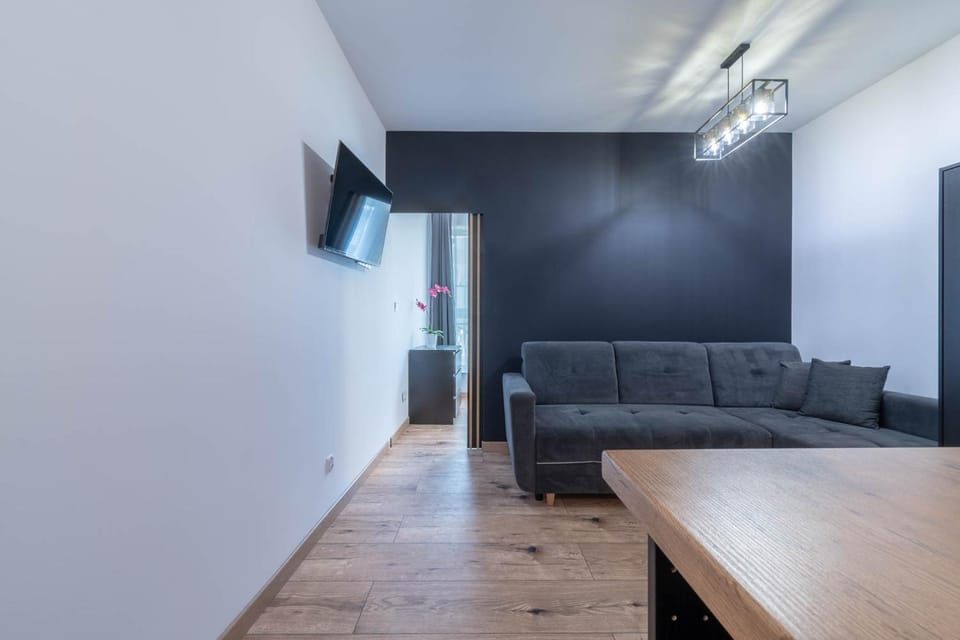 Communal lounge/ TV room, TV and multimedia, Living room, Seating area, Evening entertainment