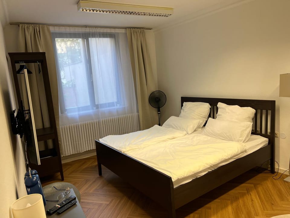 Bed, TV and multimedia, Photo of the whole room, Bedroom