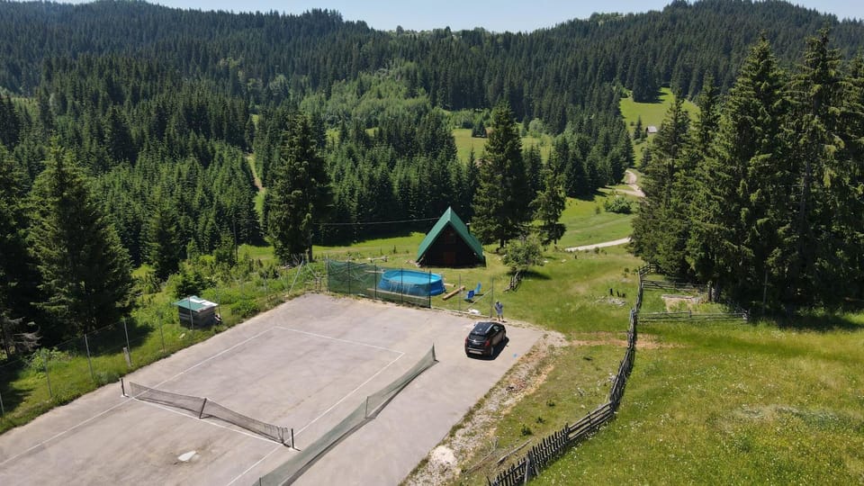 Neighbourhood, Natural landscape, Bird's eye view, Tennis court, Mountain view