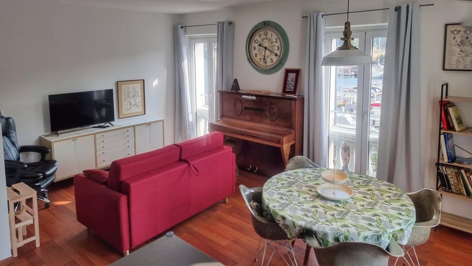 Library, TV and multimedia, Living room, Seating area, Dining area
