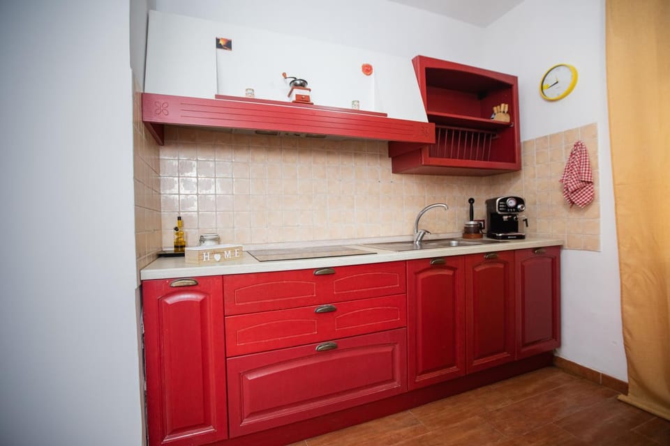 Coffee/tea facilities, Kitchen or kitchenette, stove