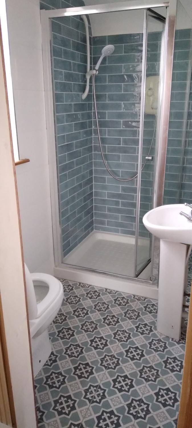 Shower, Toilet