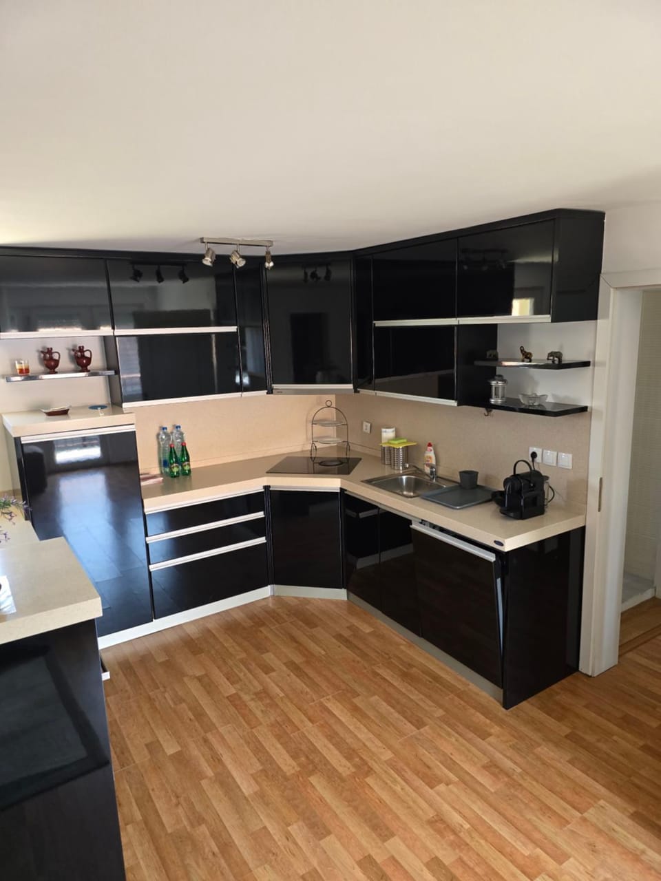 Kitchen or kitchenette, dishwasher, stove