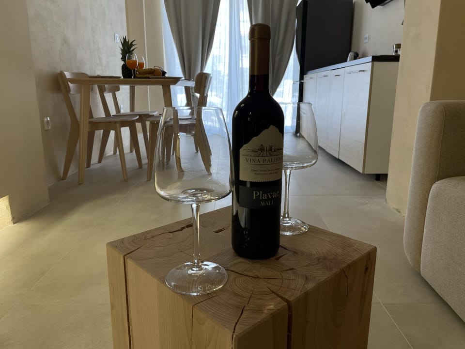 Kitchen or kitchenette, Living room, Food and drinks, Seating area, Dining area, Drinks, Alcoholic drinks